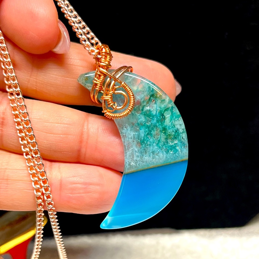 🌓Moon pendant in geode agate/wire wrapped